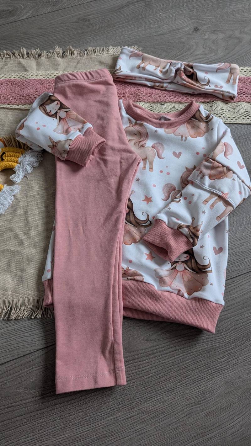 Mädchen-Set Pullover Mit Einhörner Und Prinzessinnen, Einfarbige Leggings & Haarband von FadenTwist