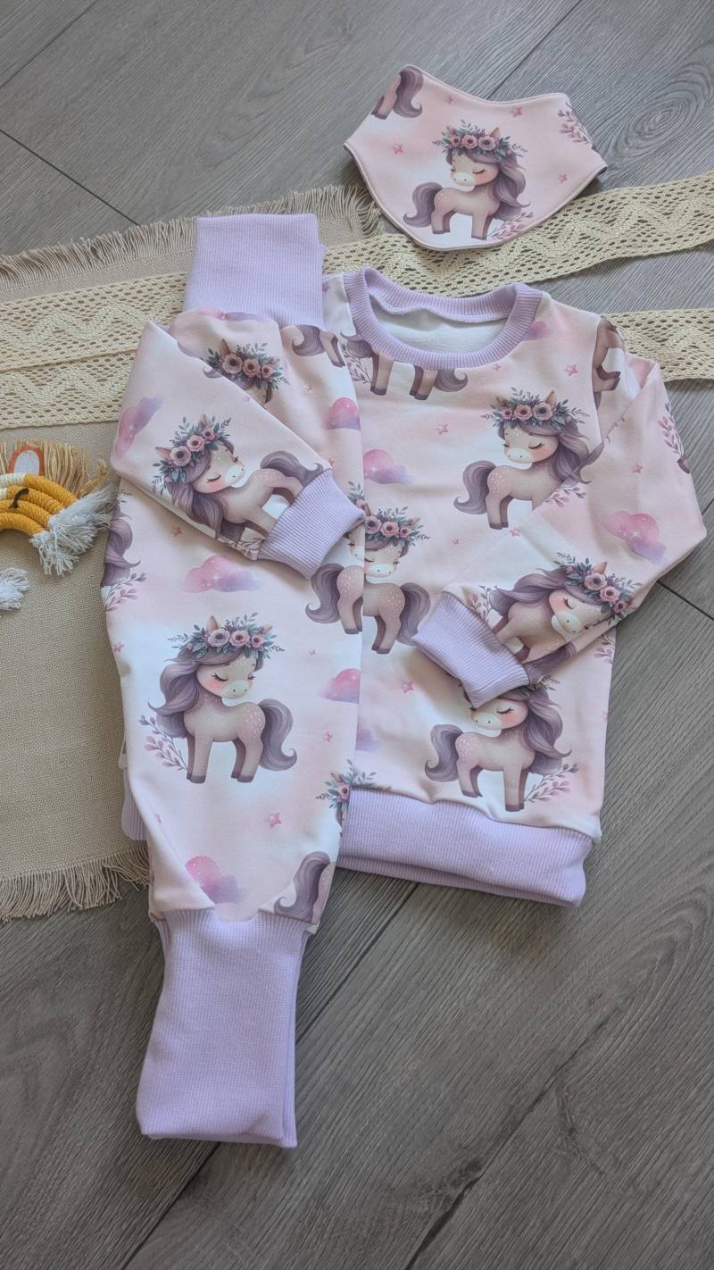 Set Baby Und Kind - Zauberhafte Ponys in Rosa Sweatshirt, Pumphose, Halstuch & Mütze von FadenTwist