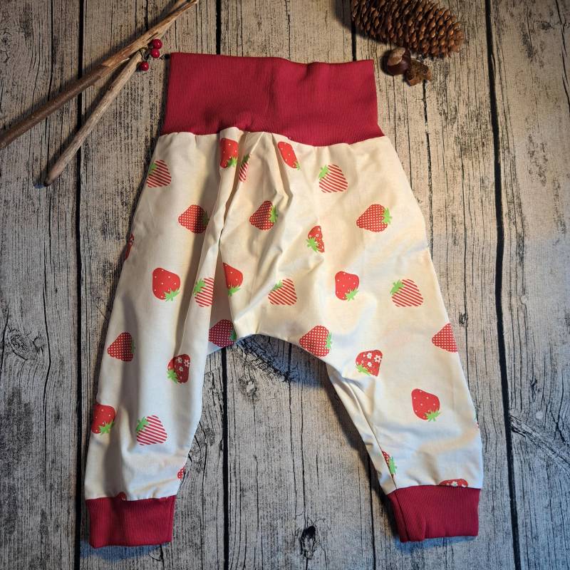 Kinder Haremshose Größe 92 - Erdbeeren | B-Ware von Fadendurcheinander