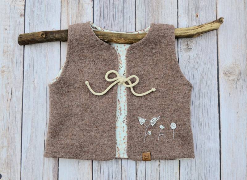 Gr. 104 Walk Weste Kinderweste Mit Handgestickten Blumen Im Boho Style von FadenfuchsKreationen