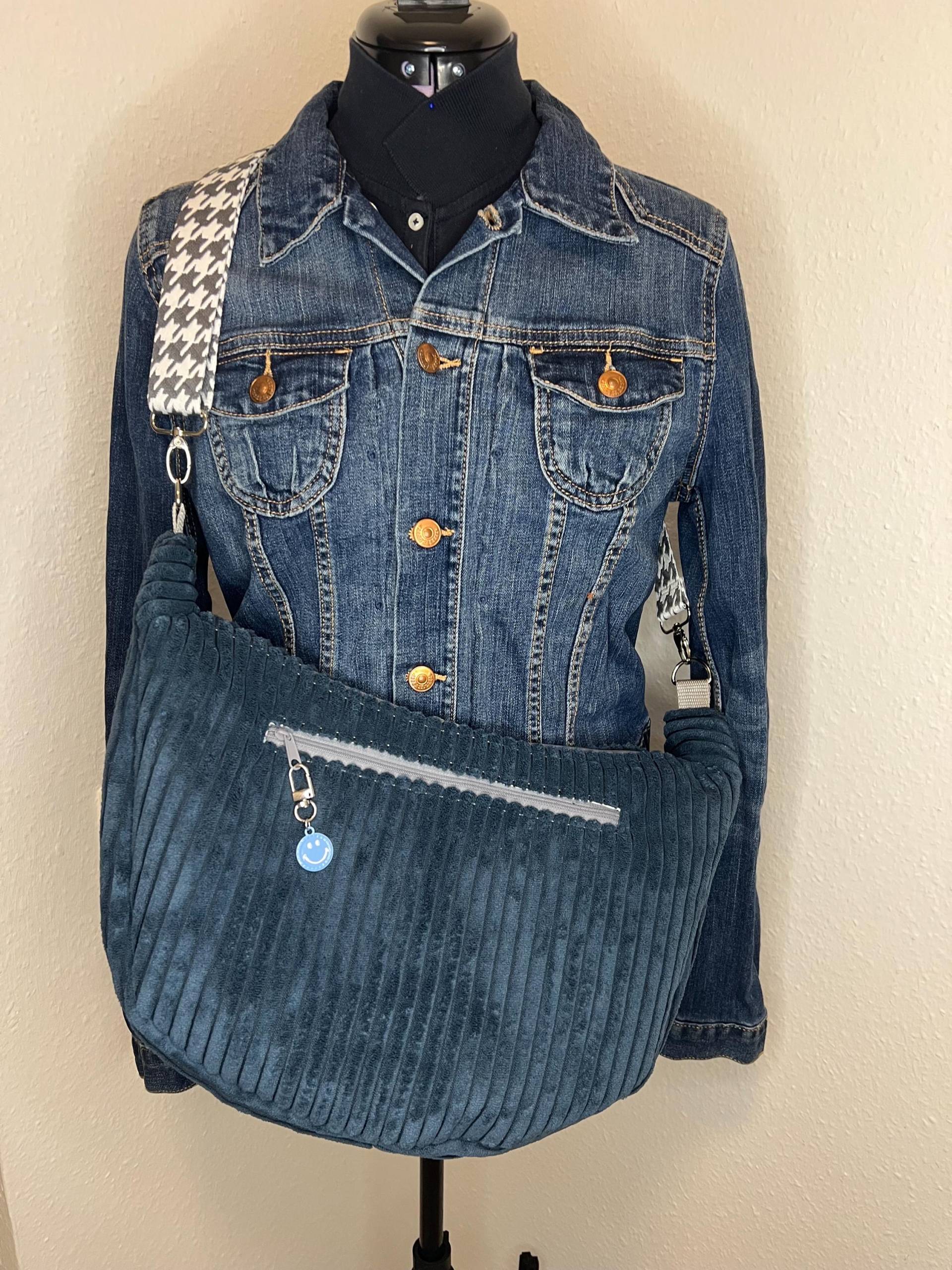 Moon Bag/Halbmond-Tasche Aus Breitcord - Handgefertigte Crossbody in Blau Moon Bag/Halbmond-Tasche Aus Breitcord - Handgefertigte Crossbody in Blau von Fadenhimmel