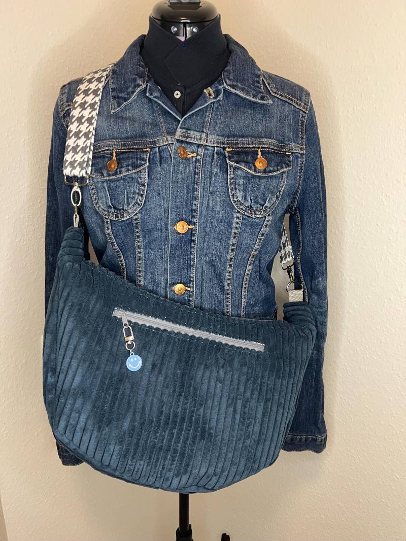 Moon Bag/Halbmond-Tasche Aus Breitcord - Handgefertigte Crossbody in Blau Moon Bag/Halbmond-Tasche Aus Breitcord - Handgefertigte Crossbody in Blau von Fadenhimmel