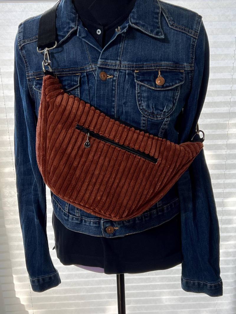 Moon Bag/Halbmond-Tasche Aus Breitcord - Handgefertigte Crossbody in Zimtfarben von Fadenhimmel