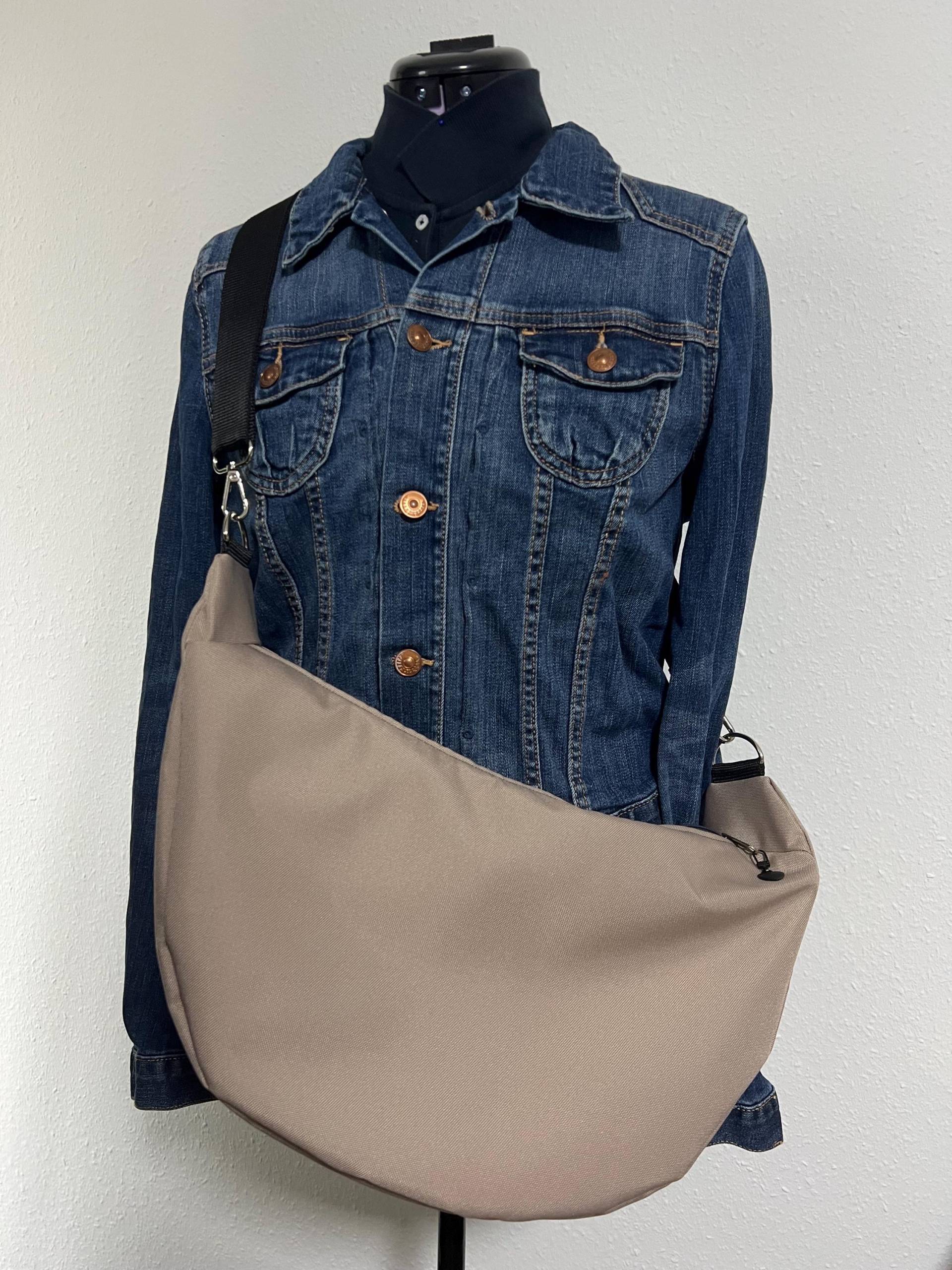 Moon Bag/Halbmond-Tasche Aus Wasserabweisendem Outdoorstoff - Handgefertigte Crossbody in Beige Moon Bag/Halbmond-Tasche Aus Wasserabweisendem Outdoorstoff - Handgefertigte Crossbody in Beige von Fadenhimmel