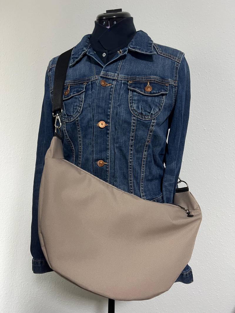 Moon Bag/Halbmond-Tasche Aus Wasserabweisendem Outdoorstoff - Handgefertigte Crossbody in Beige Moon Bag/Halbmond-Tasche Aus Wasserabweisendem Outdoorstoff - Handgefertigte Crossbody in Beige von Fadenhimmel