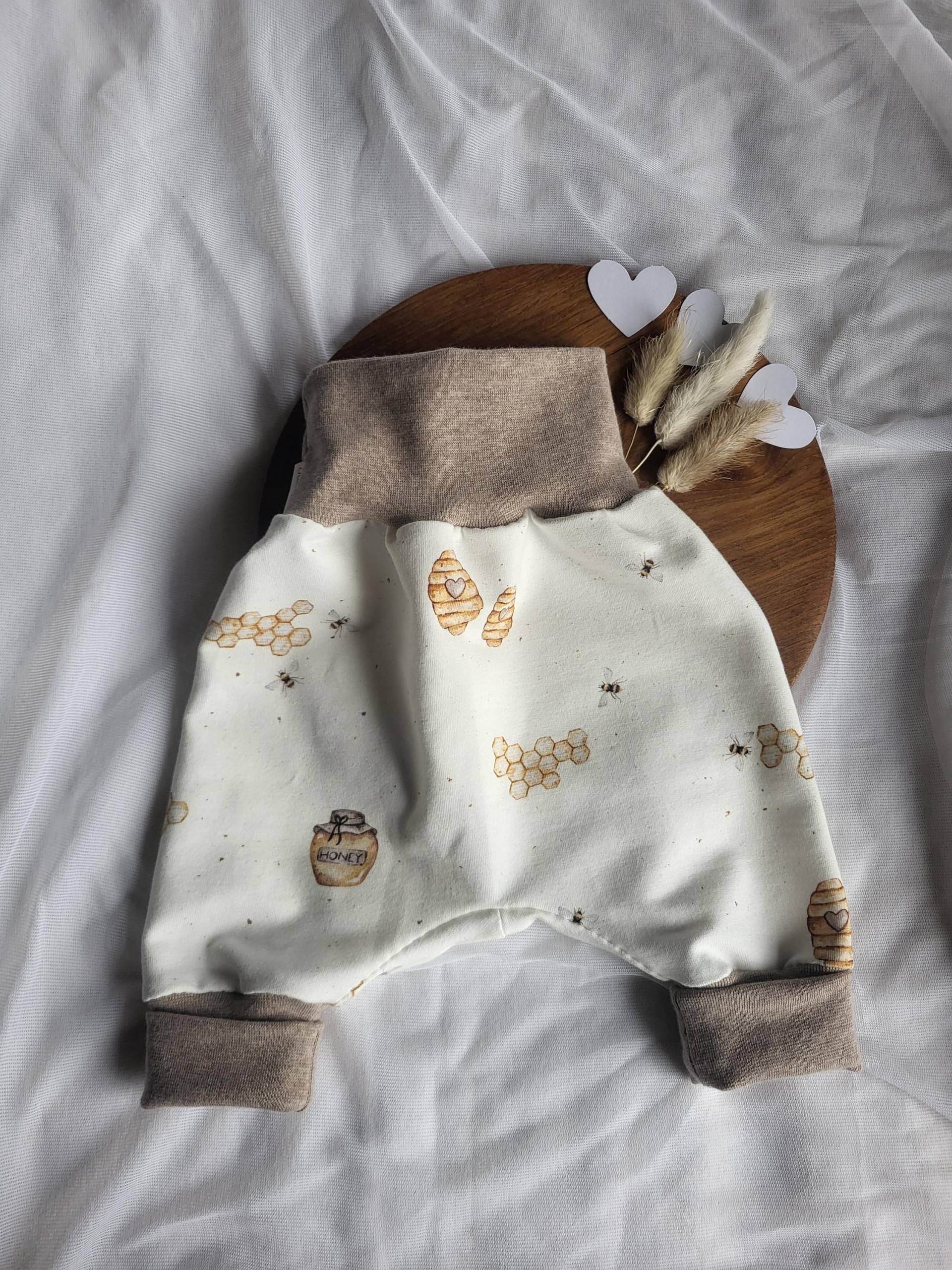 Bequeme Pumphose Mit Honigmotiv Und Mitwachsenden Bündchen Bequeme Pumphose Mit Honigmotiv Und Mitwachsenden Bündchen von Fadenkindd
