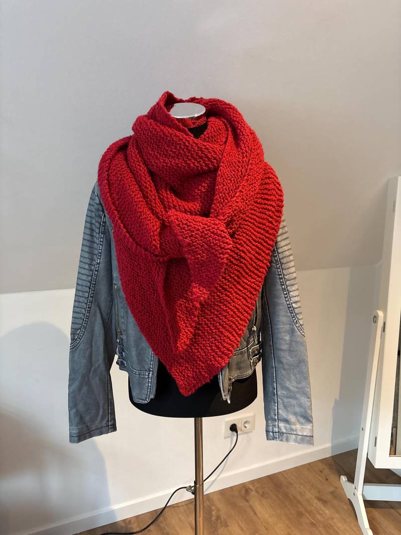 Großes Handgestricktes Dreieckstuch Aus Wolle - Kirschrot von Fadenkram