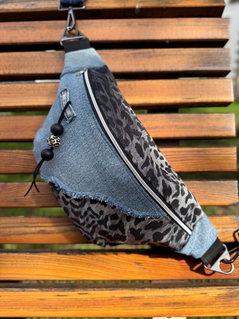 Handgemachte Bauchtasche Aus Recyceltem Jeansstoff - Nachhaltige Crossbody Bag, Hüfttasche Damen, Upcycling Unikat von Fadenlaufbyeve