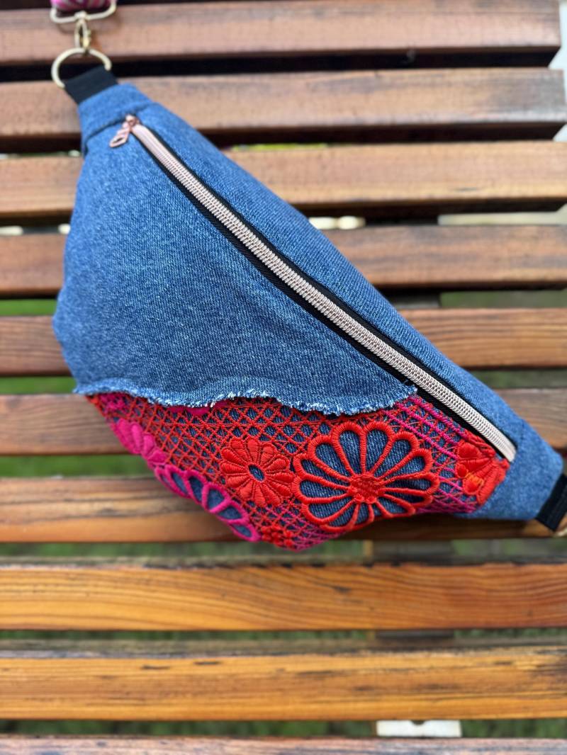 Handgemachte Bauchtasche Aus Recyceltem Jeansstoff - Nachhaltige Crossbody Bag, Hüfttasche Damen, Upcycling Unikat von Fadenlaufbyeve