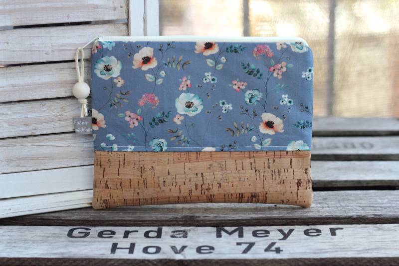 Blaue Kosmetiktasche M Anouk Mit Baumwolle Und Kork Schminktasche Kulturtasche Blumen von Fadenmaedchen