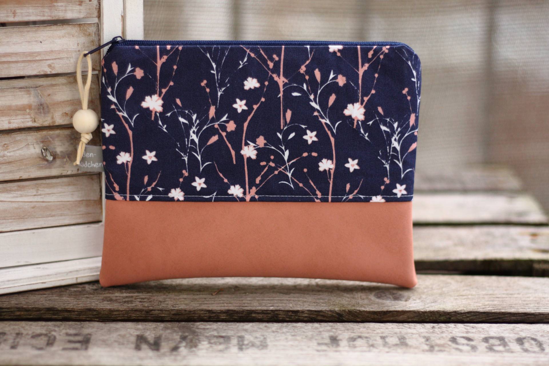 Blaue Kosmetiktasche M Smilla Mit Baumwolle Und Kunstleder Schminktasche Kulturtasche Wiesenblumen Blumen von Fadenmaedchen