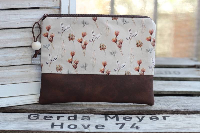 Braune Kosmetiktasche M Signe Kunstleder Braun Mit Holzperle Schminktasche Täschchen von Fadenmaedchen