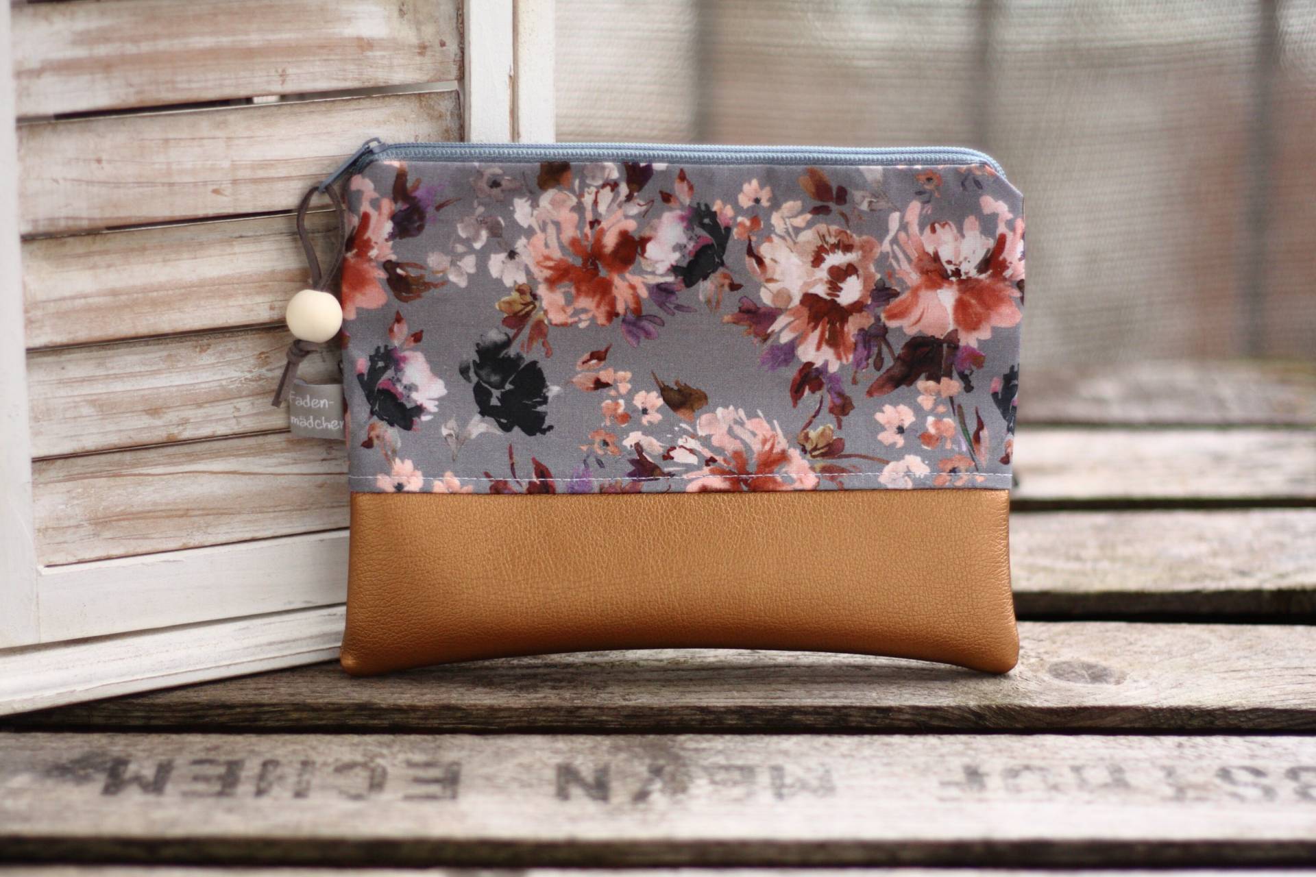 Graue Kosmetiktasche M Lore Mit Baumwolle Und Kunstleder Kupferfarben Schminktasche Kulturtasche Blumen Aquarell von Fadenmaedchen