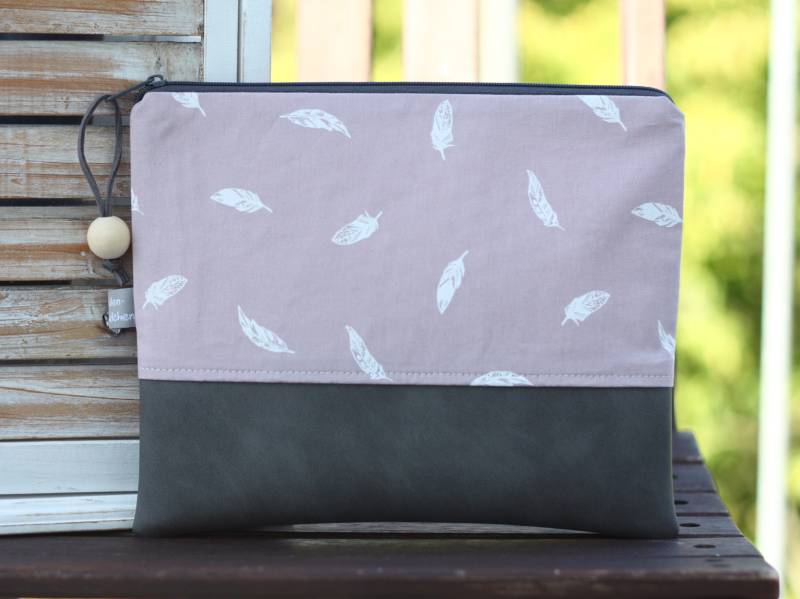 Große Violette Kosmetiktasche L Mit Federn Feathers Flieder Und Grauem Kunstleder von Fadenmaedchen