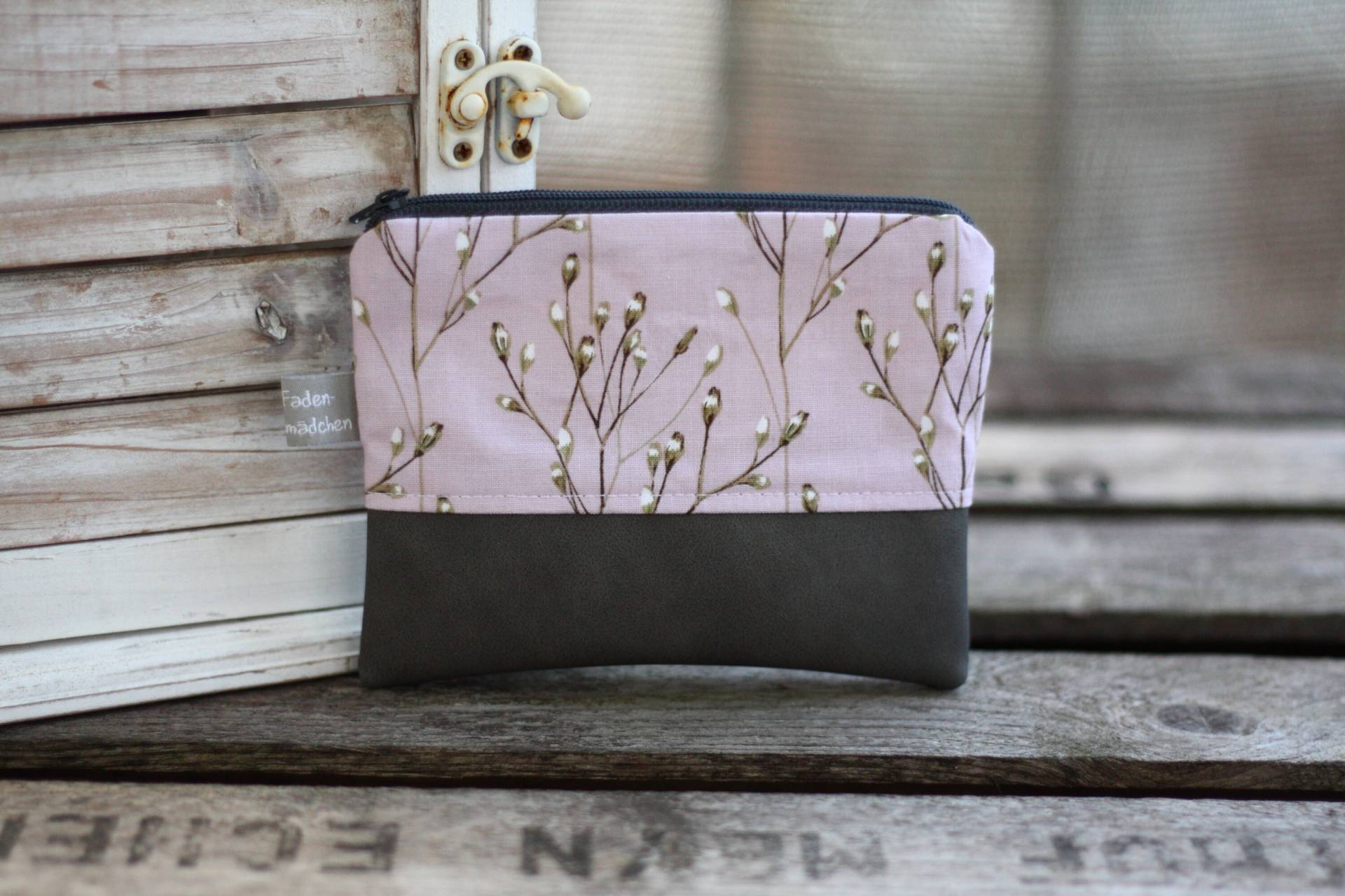 Kleine Kosmetiktasche S Lina Blumen Lila Grau Kunstleder Kleine Portemonnaie Schminktasche Baumwolle von Fadenmaedchen