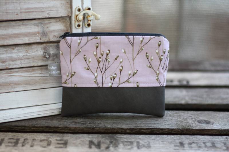 Kleine Kosmetiktasche S Lina Blumen Lila Grau Kunstleder Kleine Portemonnaie Schminktasche Baumwolle von Fadenmaedchen