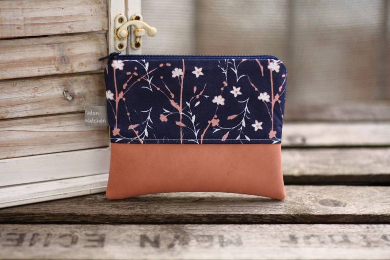 Kleine Kosmetiktasche S Orelia Mit Wiesenblumen Kunstleder Altrosa Blumen Blau Schminktasche Frühling Kleine Kosmetiktasche S Orelia Mit Wiesenblumen Kunstleder Altrosa Blumen Blau Schminktasche Frühling von Fadenmaedchen