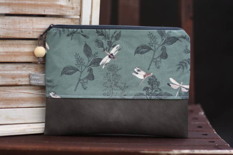 Kosmetiktasche M Elena Libellen Petrol Kunstleder Grau Mit Holzperle Schminktasche Täschchen von Fadenmaedchen