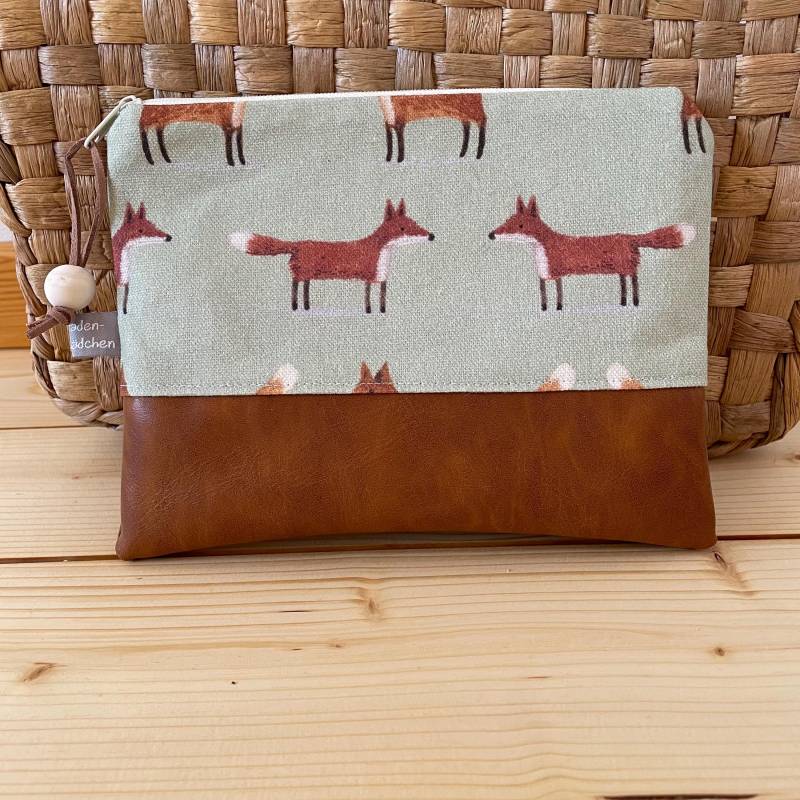 Kosmetiktasche M Füchse Hellgrün Cognacbraunem Kunstleder Mit Holzperle Schminktasche Täschchen von Fadenmaedchen