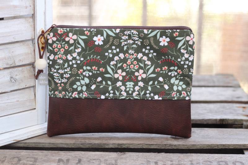 Kosmetiktasche M Jördis Pflanze Grün Kunstleder Braun Mit Holzperle Schminktasche Täschchen Blumen von Fadenmaedchen