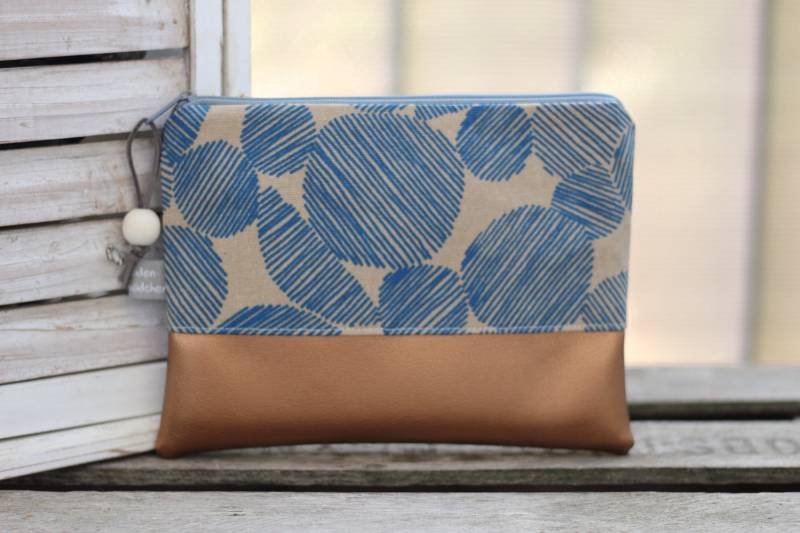 Kosmetiktasche M Smilla Blau Kunstleder Kupferfarben Mit Holzperle Schminktasche Täschchen von Fadenmaedchen