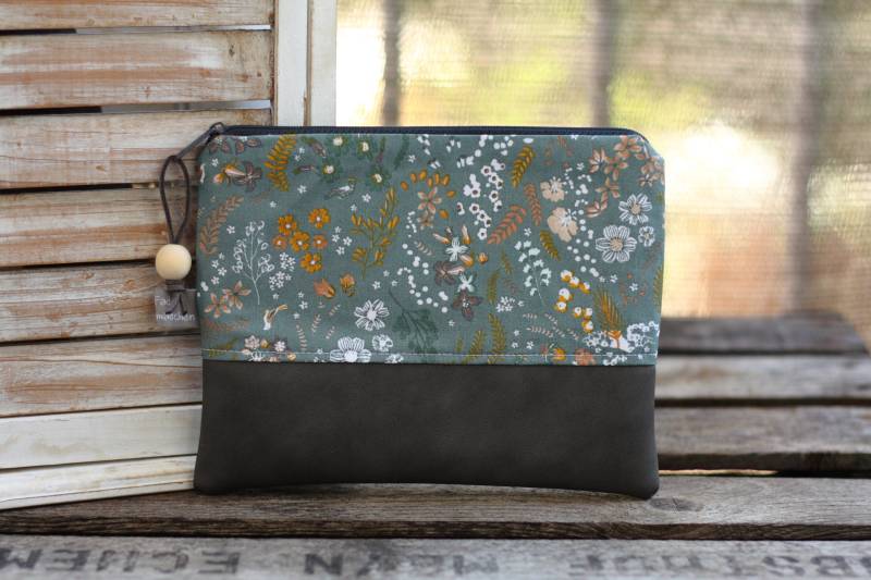 Kosmetiktasche M Yoko Blumen Grün Kunstleder Grau Mit Holzperle Schminktasche Täschchen von Fadenmaedchen