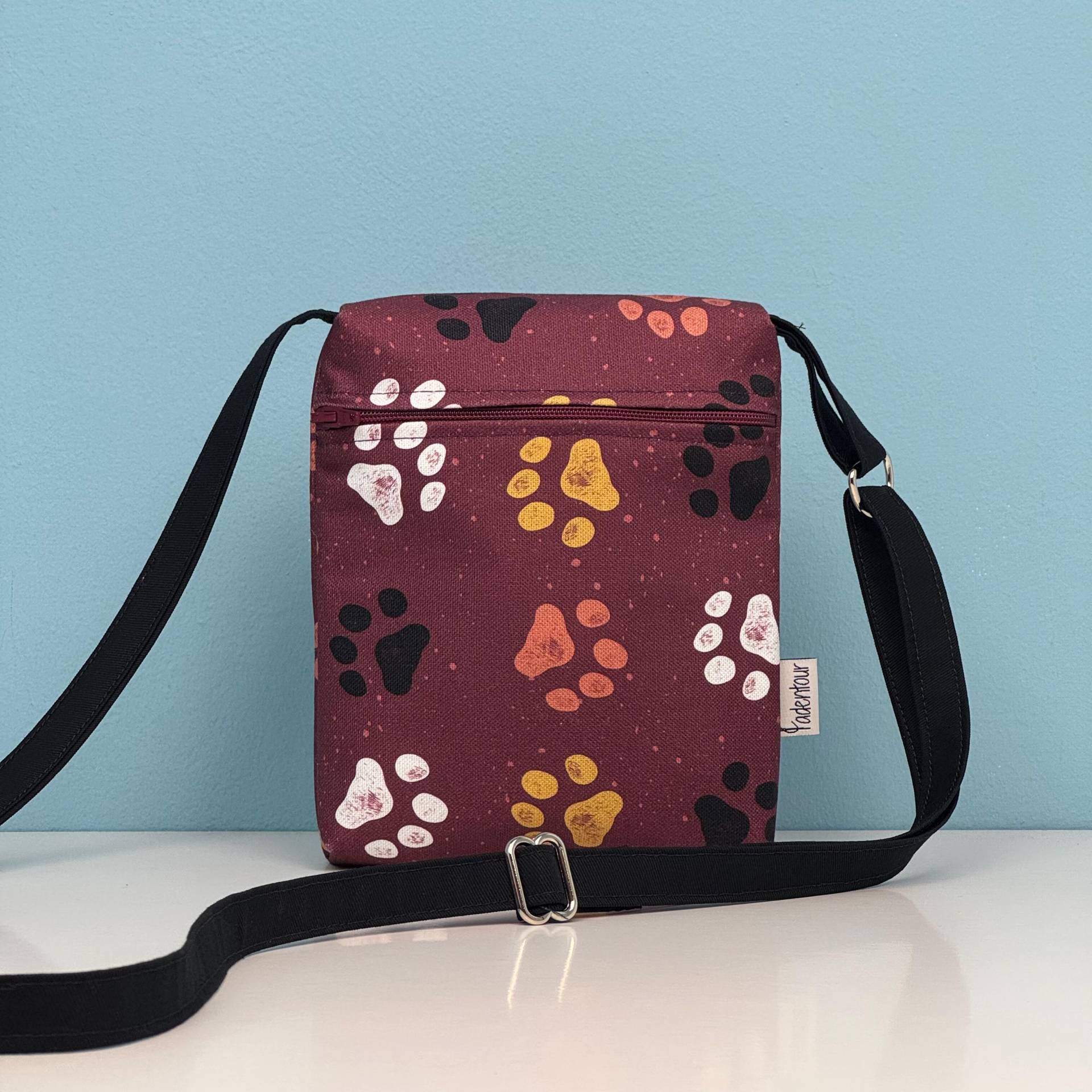 Handytasche "Pfoten", Bordeaux, Zum Umhängen Handytasche "Pfoten", Bordeaux, Zum Umhängen von Fadentour