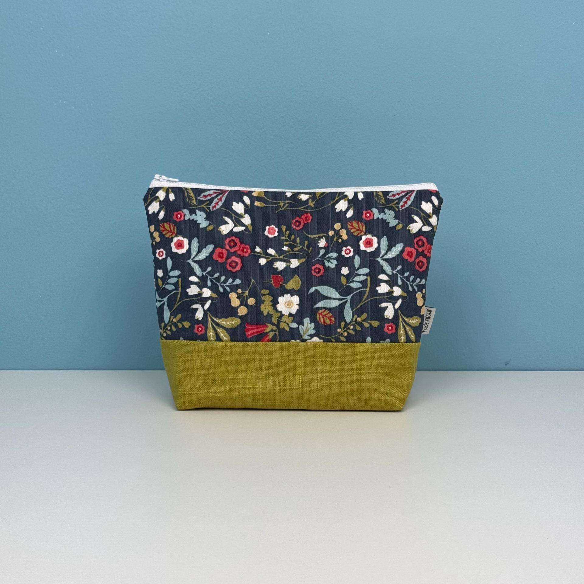 Kulturbeutel „Göttinnen Altern Nicht" | Blüten Und Blätter von Fadentour