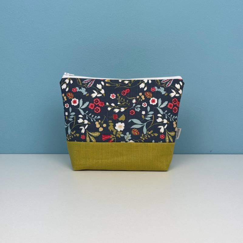 Kulturbeutel „Göttinnen Altern Nicht" | Blüten Und Blätter von Fadentour