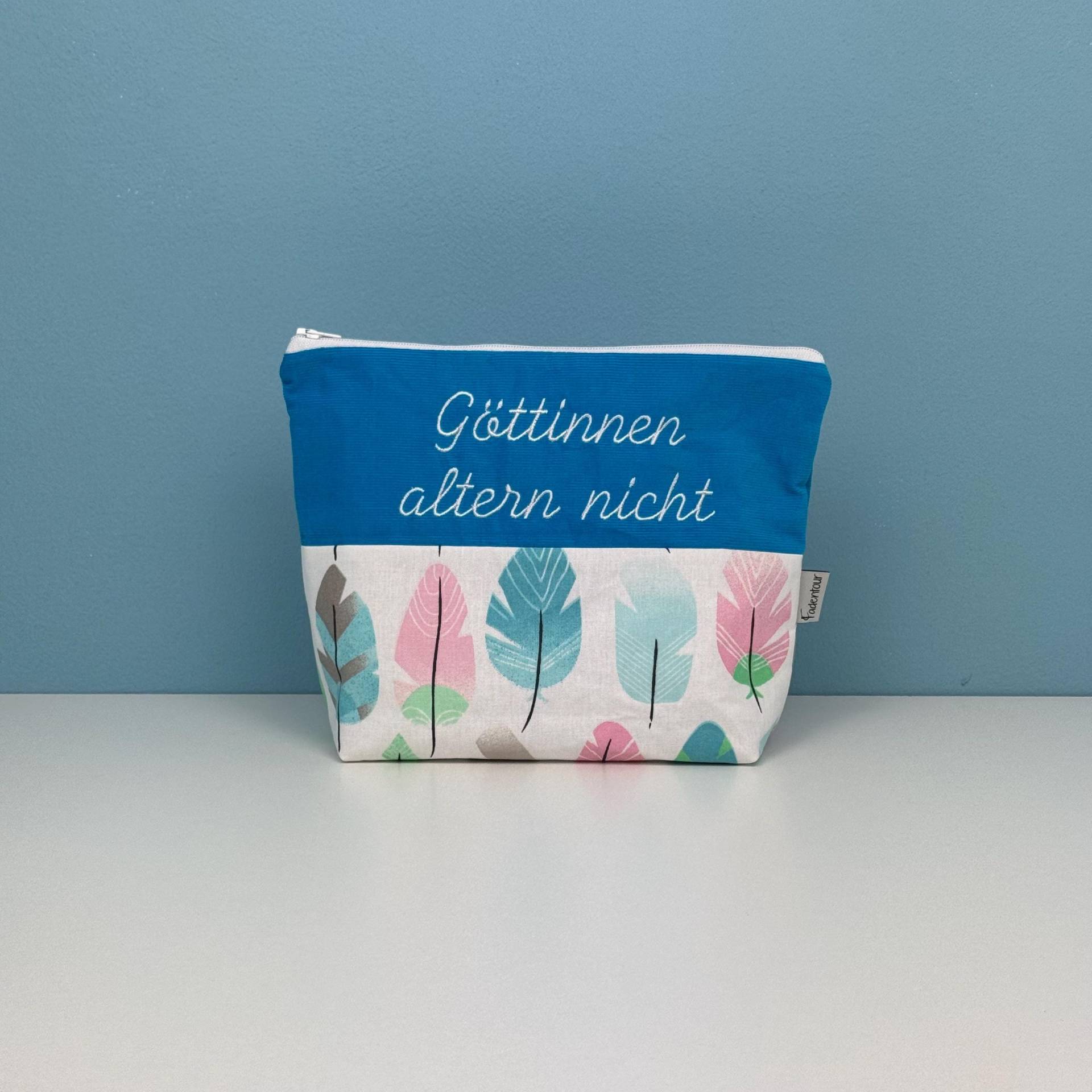 Kulturbeutel „Göttinnen Altern Nicht" | Federn Kulturbeutel „Göttinnen Altern Nicht" | Federn von Fadentour