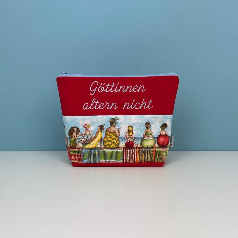 Kulturbeutel „Göttinnen Altern Nicht" | Fruit Ladies Kulturbeutel „Göttinnen Altern Nicht" | Fruit Ladies von Fadentour