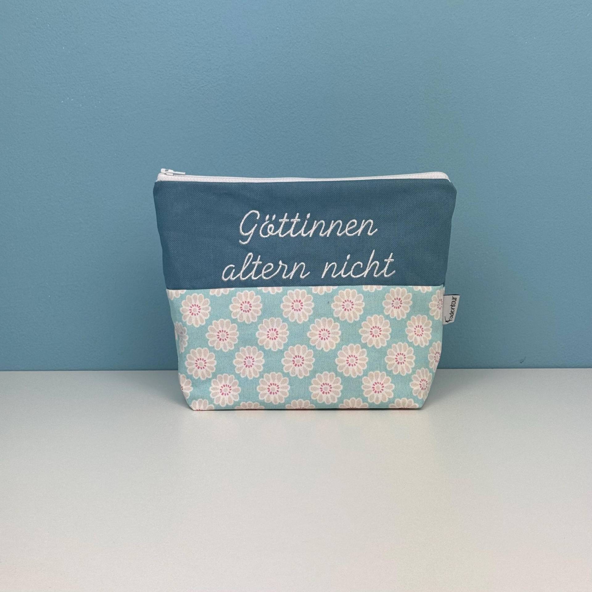 Kulturbeutel „Göttinnen Altern Nicht" | Margeriten, Blau Kulturbeutel „Göttinnen Altern Nicht" | Margeriten, Blau von Fadentour