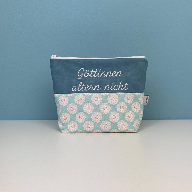 Kulturbeutel „Göttinnen Altern Nicht" | Margeriten, Blau Kulturbeutel „Göttinnen Altern Nicht" | Margeriten, Blau von Fadentour