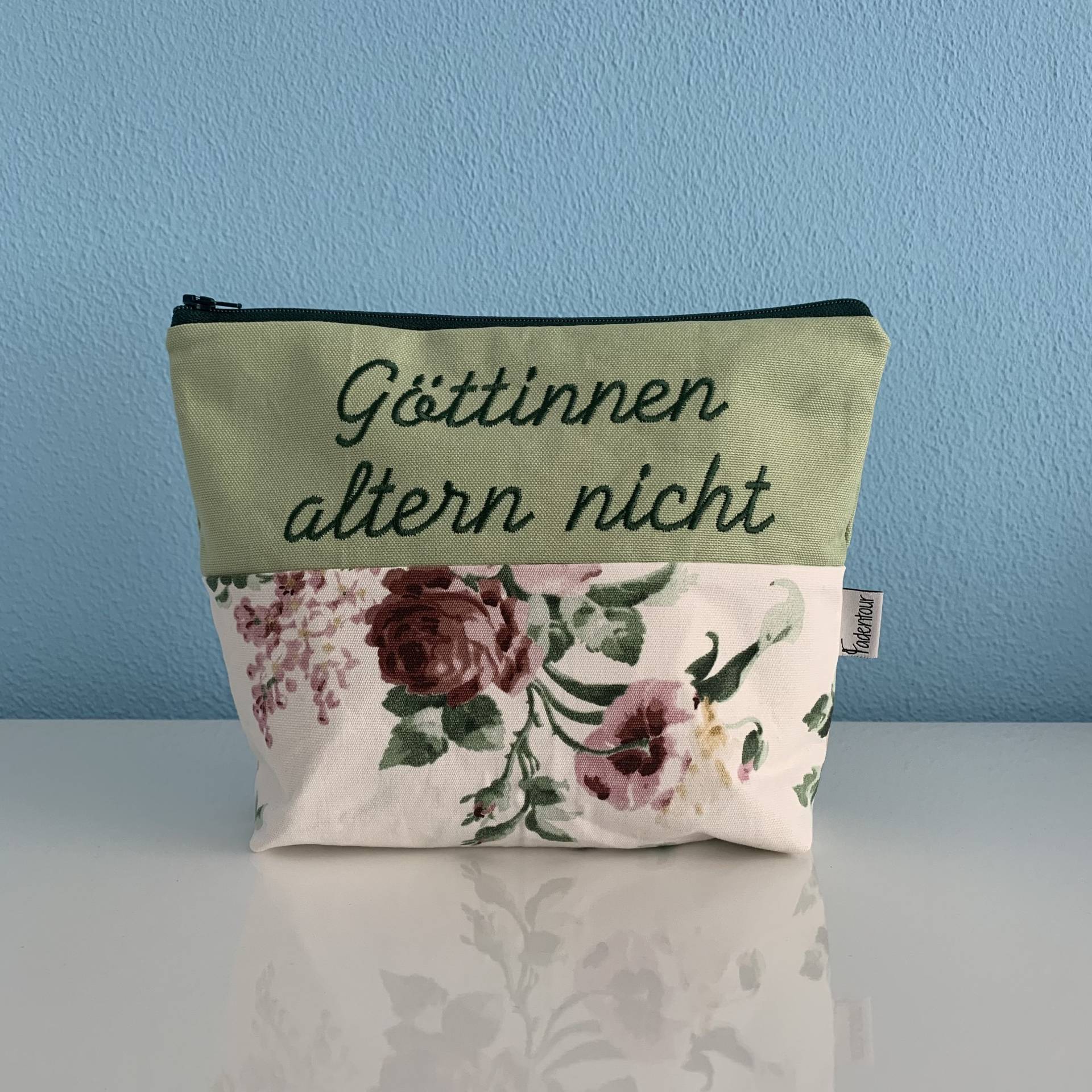 Kulturbeutel „Göttinnen Altern Nicht" | Rosenflair, Grün von Fadentour