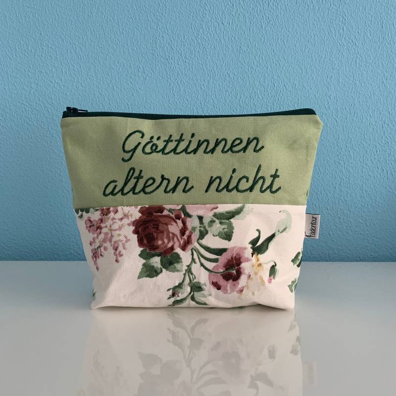 Kulturbeutel „Göttinnen Altern Nicht" | Rosenflair, Grün von Fadentour
