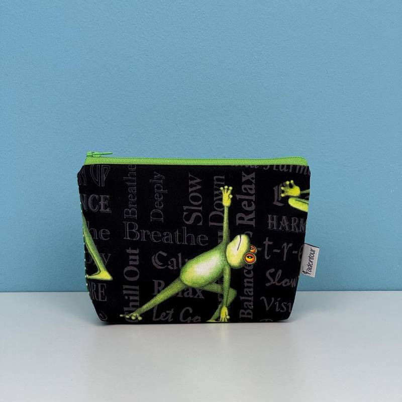 Schminktasche „Breathe" Mit Yoga Frosch Schminktasche „Breathe" Mit Yoga Frosch von Fadentour