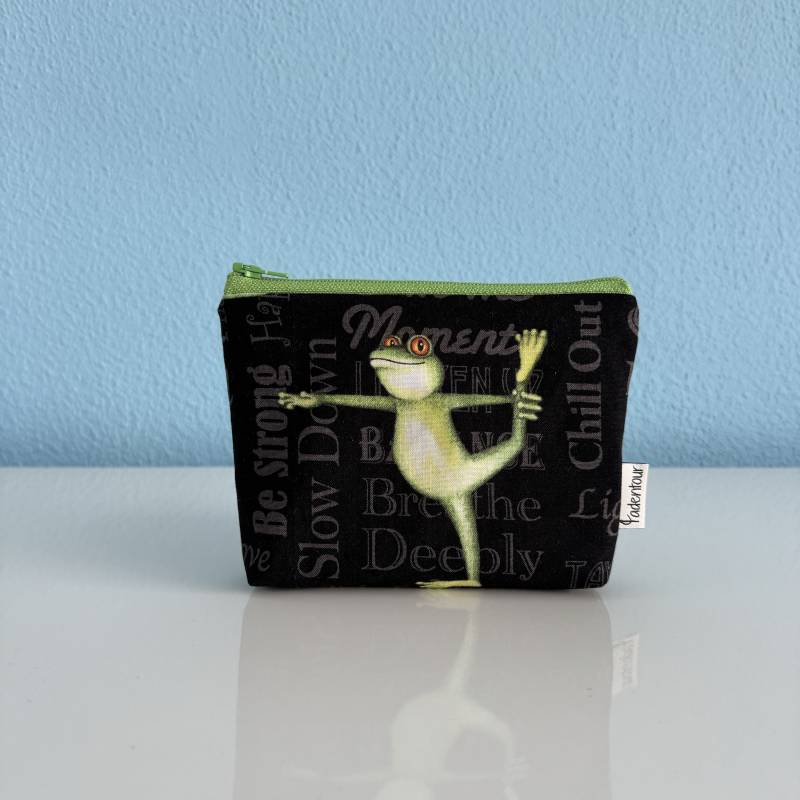 Täschchen "Slow Down" Mit Yoga Frosch Täschchen "Slow Down" Mit Yoga Frosch von Fadentour
