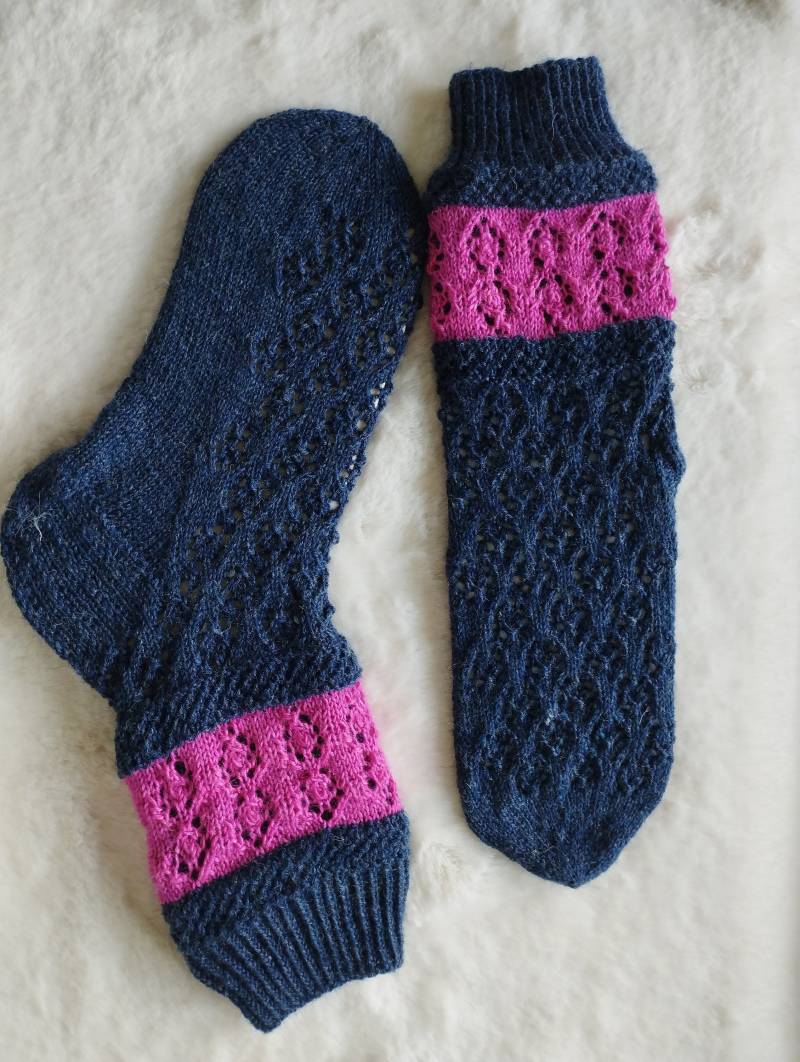 Socken Handgestrickt Zweifarbig Größe 40-41 Damen Mädchen, Wollsocken, Blaue Haussocken, Warm Handgemacht, Frauen, Gestrickte Hausschuhe von FadenundHolz