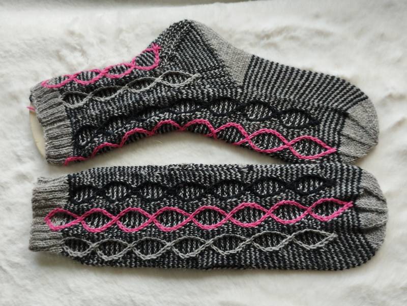 Wollsocken Handgestrickt Dreifarbig Größe 40-41 Damen Strümpfe Socken, Grau-Pink Haussocken, Warm Handgemacht, Frauen von FadenundHolz
