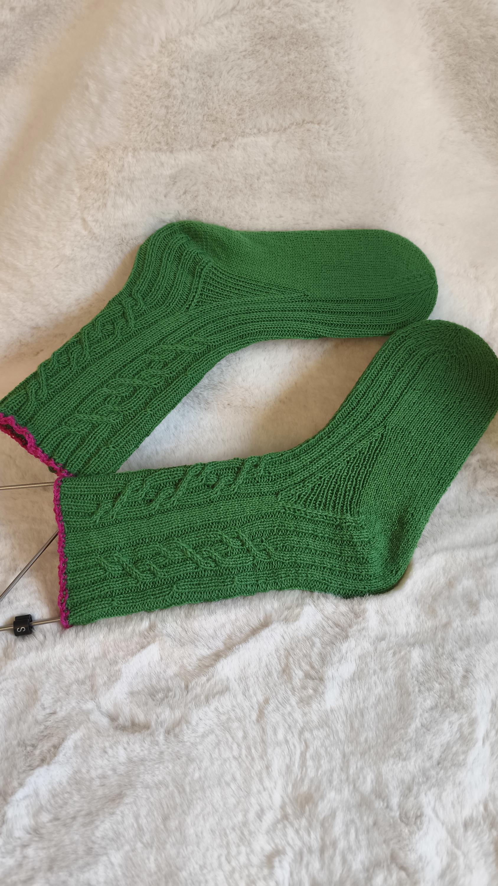 Wollsocken Handgestrickt Mit Zöpfen 38-40 von FadenundHolz