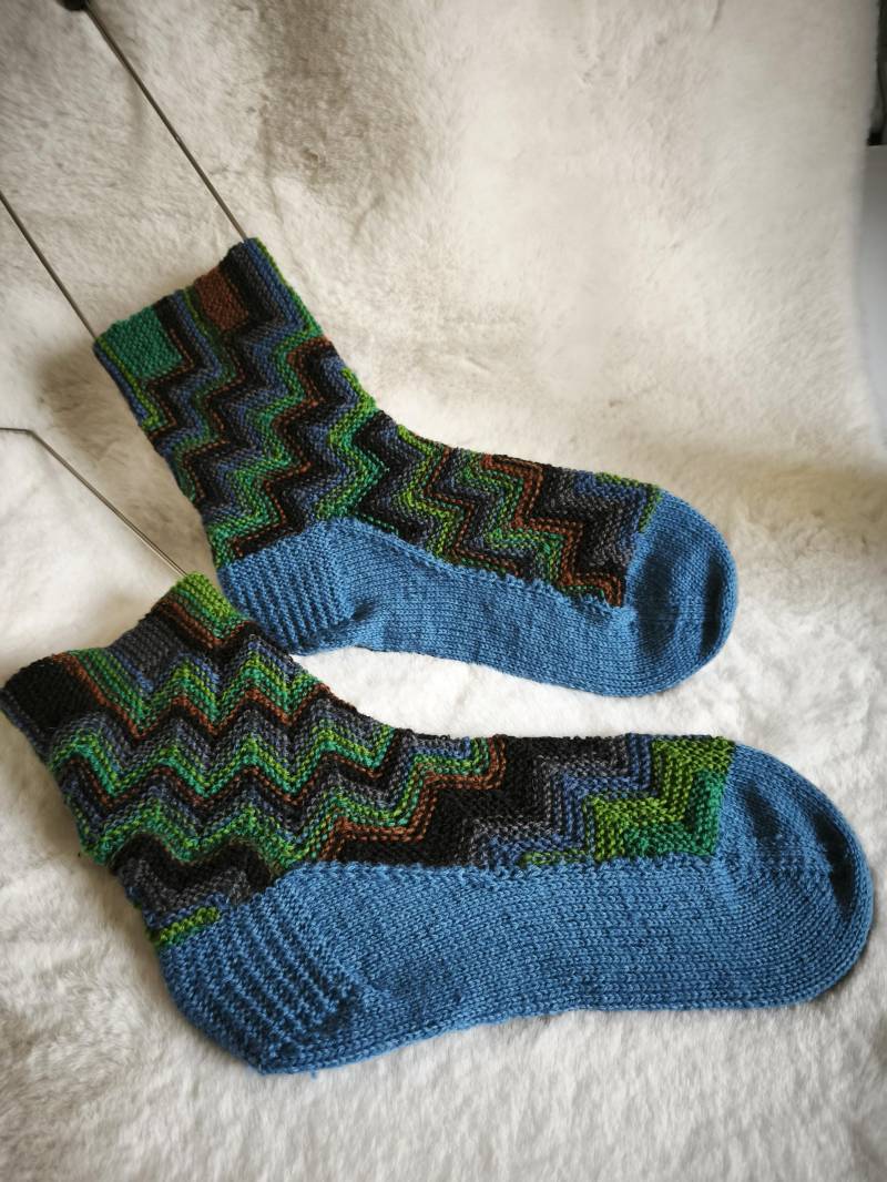 Wollsocken Handgestrickt Zickzack Muster 41-44 Herren Strümpfe Socken, Haussocken, Warm Handgemacht, Gestrickte Hausschlappen Kontrast Weit von FadenundHolz