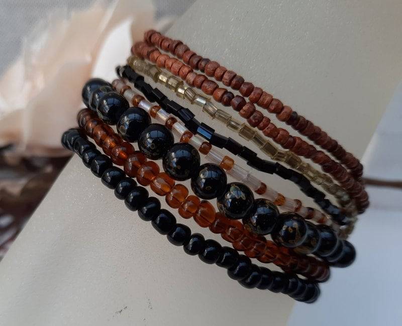 Armband Mit Rocailles, Elastisch, 8-Reihig, Braun/Schwarz Armband Mit Rocailles, Elastisch, 8-Reihig, Braun/Schwarz von Fadenwerkque