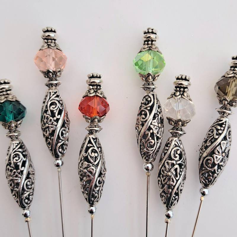 Hutnadel, Schalnadel, 12 cm, Platiniert, Verziert Mit Verzierten Metallperlen Und Facetiterten Glasperlen in Verschiedenen Farben Hutnadel, Schalnadel, 12 cm, Platiniert, Verziert Mit Verzierten Metallperlen Und Facetiterten Glasperlen in Verschiedenen Farben von Fadenwerkque