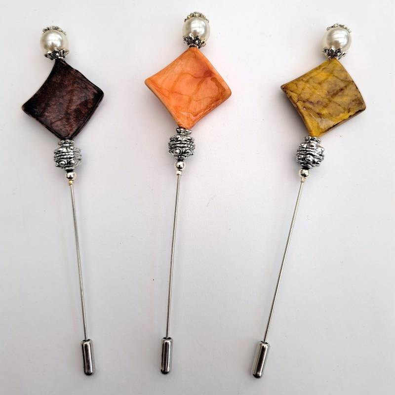 Schalnadel, Hutnadel, Brosche, Anstecknadel, Nadellänge 12 cm, Platiniert, Rautenförmige Resinperlen in Braun + Curry Terracotta Schalnadel, Hutnadel, Brosche, Anstecknadel, Nadellänge 12 cm, Platiniert, Rautenförmige Resinperlen in Braun + Curry Terracotta von Fadenwerkque