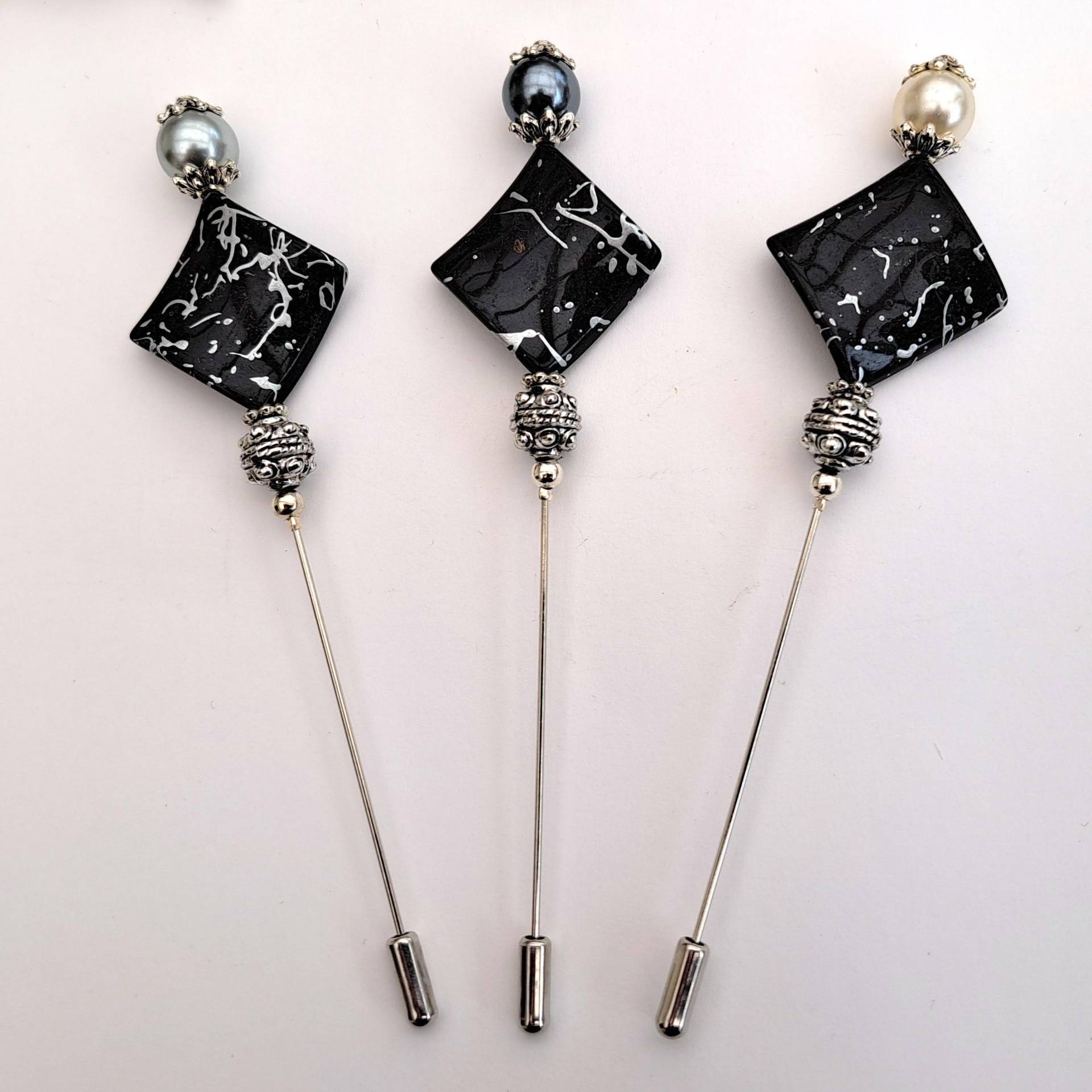 Schalnadel, Hutnadel, Brosche, Anstecknadel , Nadellänge 12 cm, Platiniert, Mit Rautenförmige Resinperle in Schwarz Marmorierung Schalnadel, Hutnadel, Brosche, Anstecknadel , Nadellänge 12 cm, Platiniert, Mit Rautenförmige Resinperle in Schwarz Marmorierung von Fadenwerkque