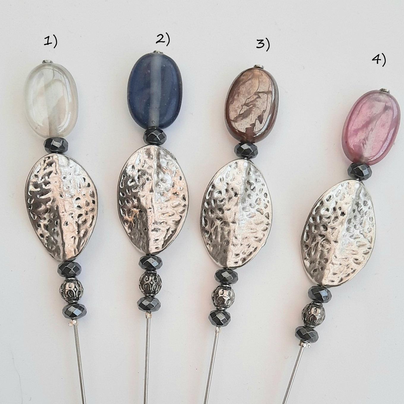 Schalnadel, Hutnadel, Brosche, Pin, 15 cm, Platiniert, Mit Farbigen Glasperlen in Zarten Farben Und Geschwungener Metallperle Schalnadel, Hutnadel, Brosche, Pin, 15 cm, Platiniert, Mit Farbigen Glasperlen in Zarten Farben Und Geschwungener Metallperle von Fadenwerkque