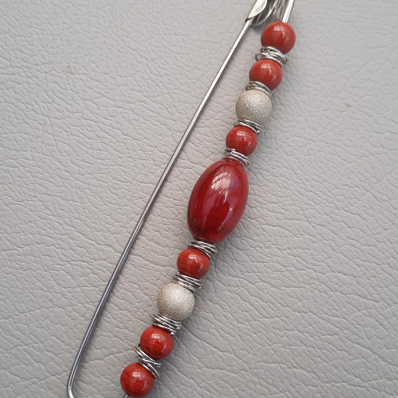 Schalspange, Schalnadel, Brosche Mit Roten Glasperlen Und Silberfarbene Perlen, Ideal Zum Fixieren Von Schultertüchern, Stola, 13.5 cm Schalspange, Schalnadel, Brosche Mit Roten Glasperlen Und Silberfarbene Perlen, Ideal Zum Fixieren Von Schultertüchern, Stola, 13.5 cm von Fadenwerkque