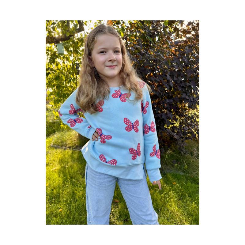 Flauschiger Pulli Sweat Blumen Schmetterlinge Hellblau Rosa Lila von FadenzauberbyAntje