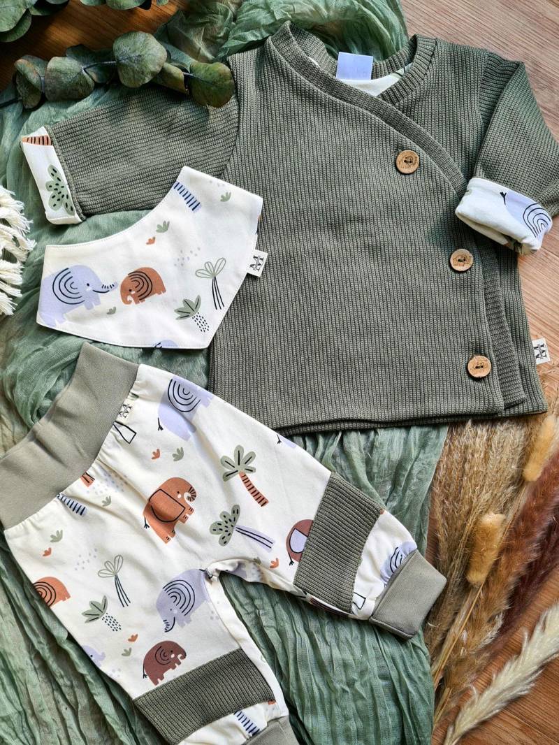 Baby Pumphose Set | Wickeljacke Dreieckstuch Kinder Outfit Newborn Geschenk Taufe Handmade Elefanten Safari von Fadenzeit