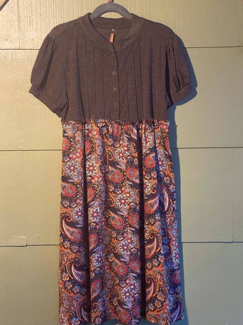 Mädchen 10 Braunes Upcycling Kleid Mit Boho Paisley Rüschen von Fadoware